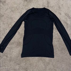Swiftly tech black lululemon shirt